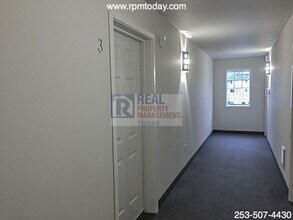 13422 97th Ave E in Puyallup, WA - Foto de edificio - Building Photo
