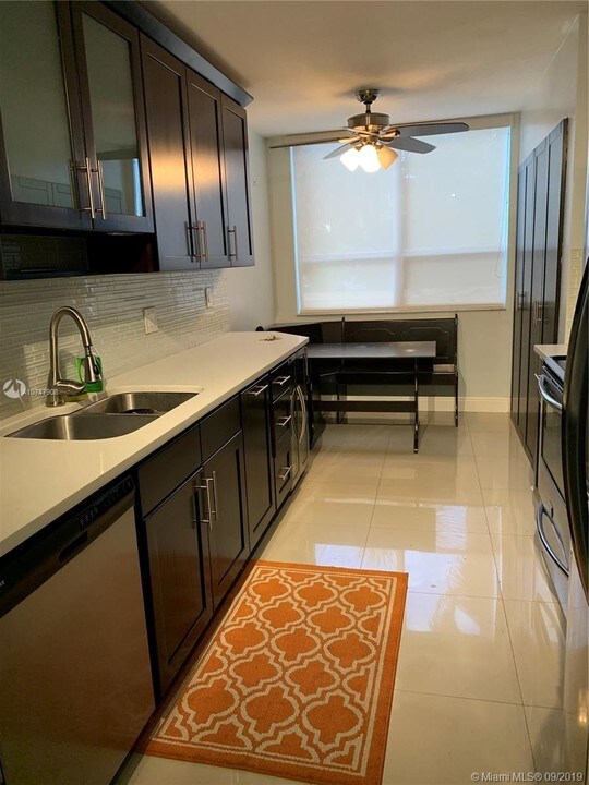 900 NE 195th St in Miami, FL - Foto de edificio