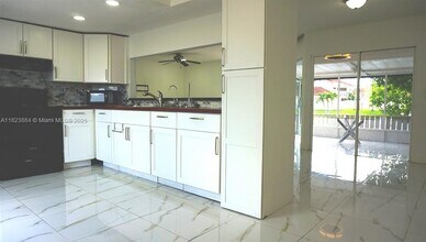 1705 San Remo Cir in Homestead, FL - Foto de edificio - Building Photo