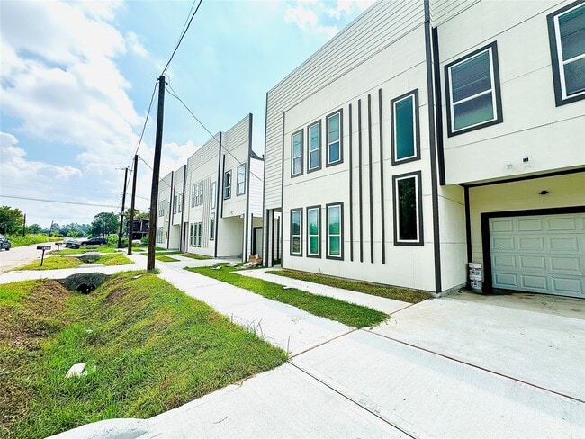 8132 Penrod St in Houston, TX - Building Photo - Building Photo