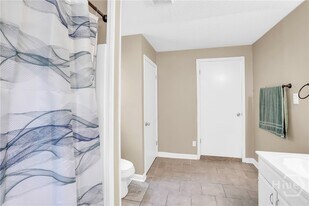 2222 Bacon Park Dr in Savannah, GA - Building Photo