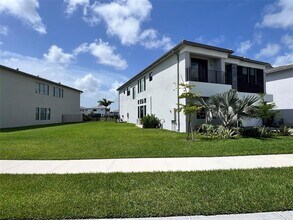8299 Essex Country Clb Dr in Boca Raton, FL - Foto de edificio - Building Photo