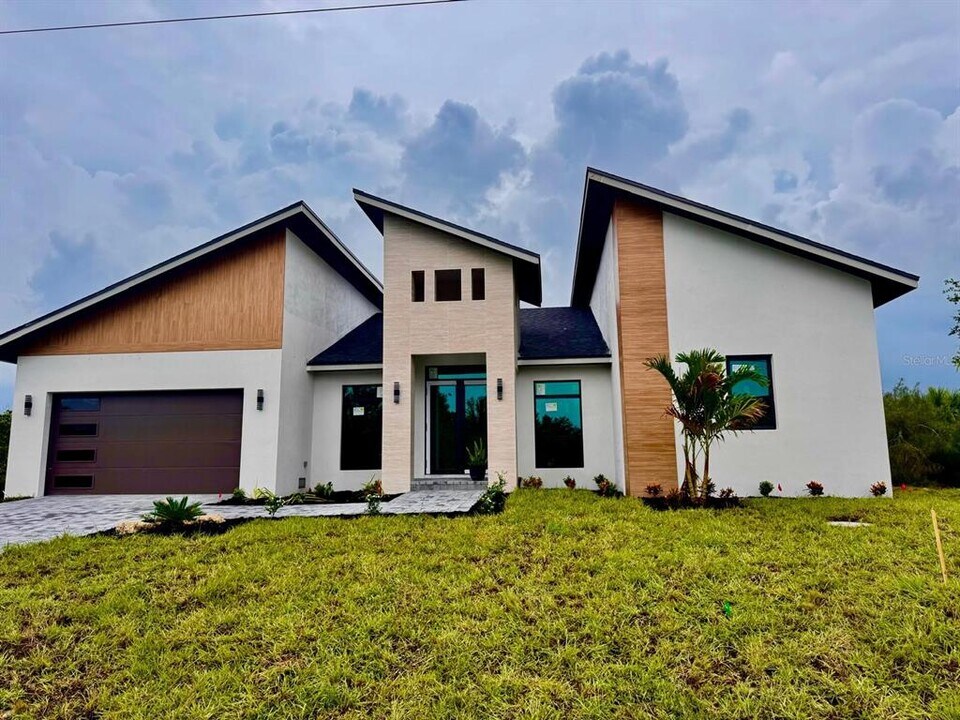 9468 Attica Cir in Port Charlotte, FL - Building Photo