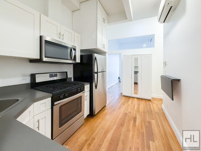 WYCKOFF AVENUE / Bushwick 3-Bed 1-Bath / N in Brooklyn, NY - Building Photo - Building Photo