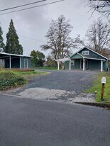 1102 SW Oak St in Grants Pass, OR - Building Photo