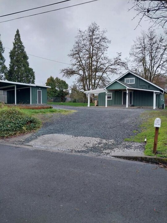1102 SW Oak St in Grants Pass, OR - Building Photo