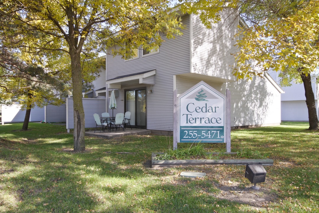 Cedar Terrace Townhomes in St. Cloud, MN - Foto de edificio