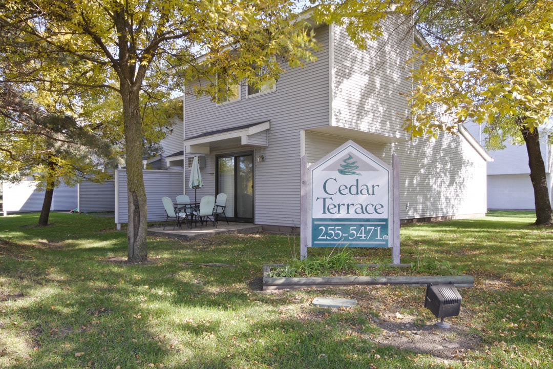 Cedar Terrace Townhomes in St. Cloud, MN - Building Photo