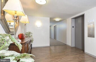 515 W Chelten Ave, Unit 1B-0702 in Philadelphia, PA - Building Photo - Building Photo