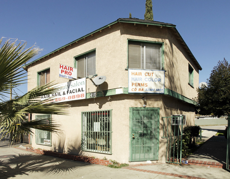 489 W Holt Ave in Pomona, CA - Foto de edificio