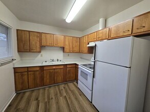 861 NE Alameda Ave in Roseburg, OR - Building Photo - Building Photo