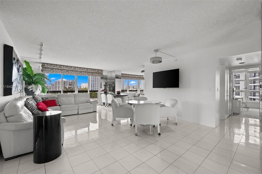 19101 NE 36th Pl in Aventura, FL - Building Photo