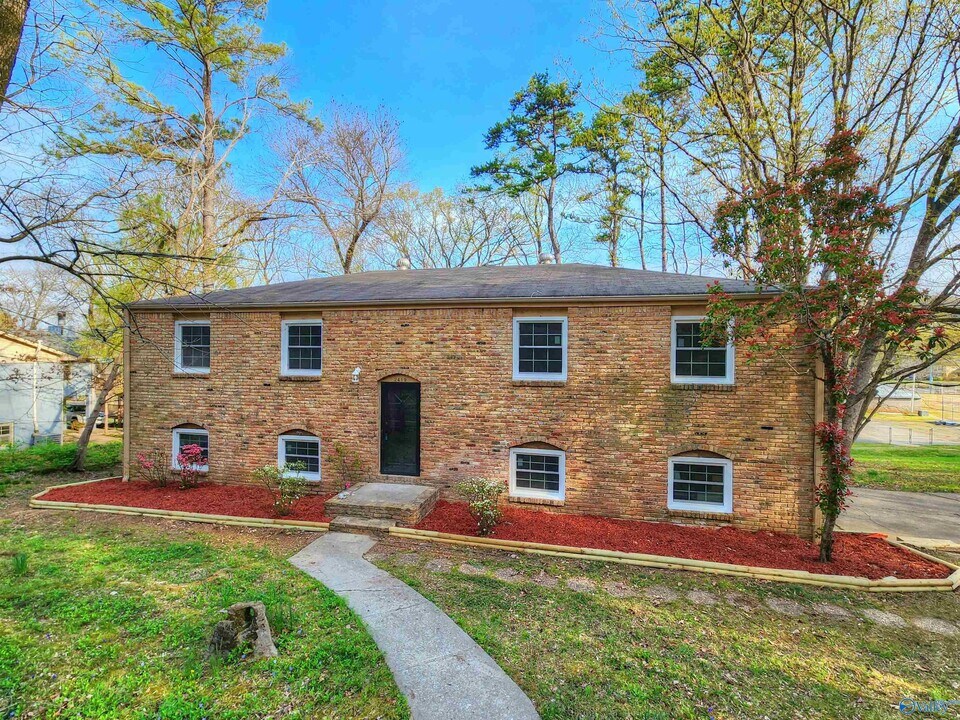 2419 Polk Cir NE in Huntsville, AL - Building Photo