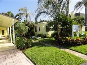 113 Edwards Ln in Palm Beach Shores, FL - Building Photo - Building Photo