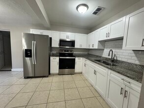 1605 E Maple Ave in Tampa, FL - Building Photo - Building Photo