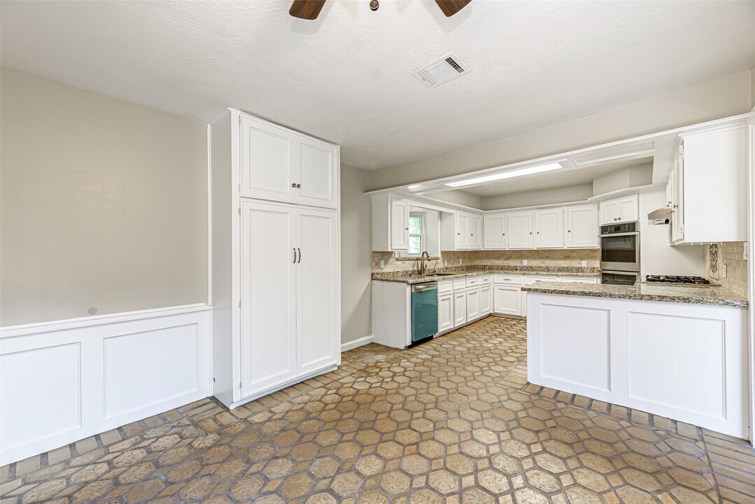 102 Butlers Ct in Conroe, TX - Building Photo
