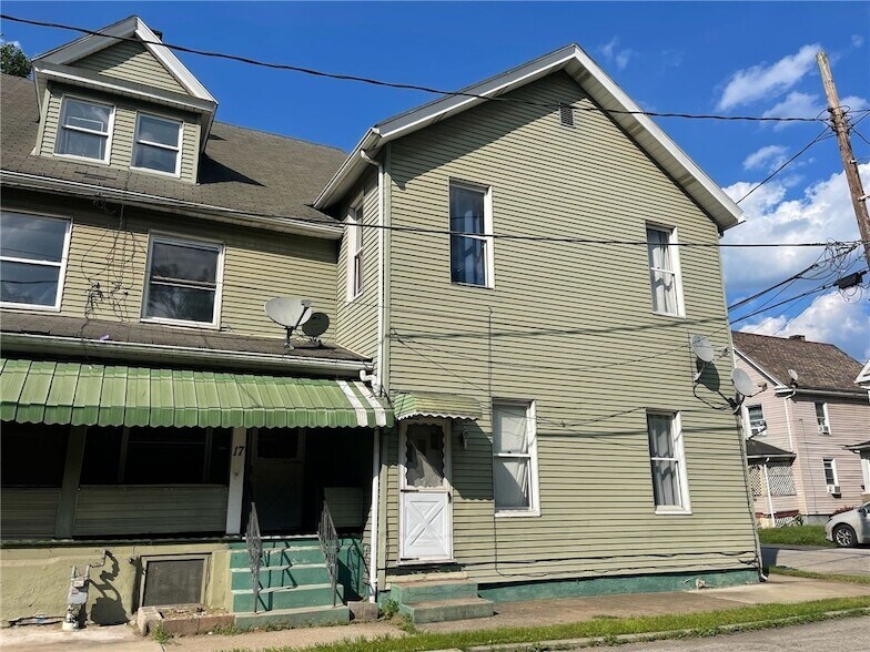 17 Darlington Ave in New Castle, PA - Building Photo