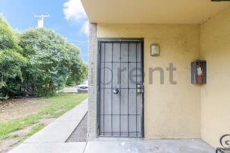 4561 Ashcroft Ave in Sacramento, CA - Building Photo - Building Photo