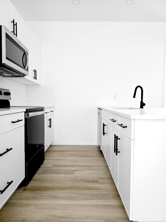 10514-10121 121 Ave NW in Edmonton, AB - Building Photo