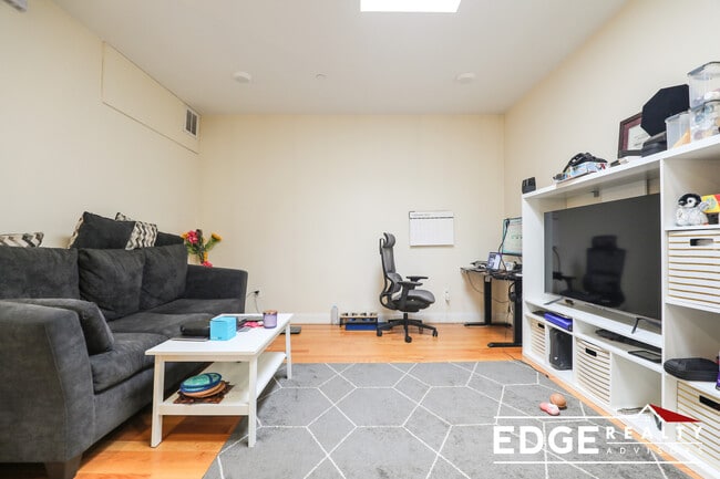 549 Washington St, Unit 6 in Boston, MA - Foto de edificio - Building Photo