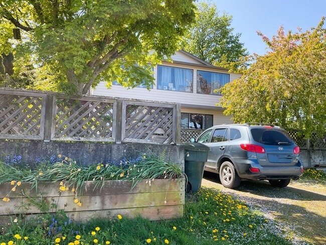 property at 1405 W 5th St