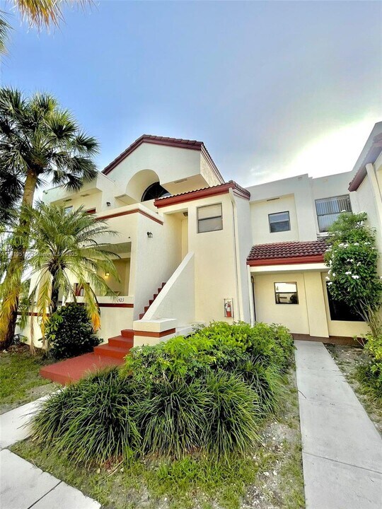 1423 Avon Ln, Unit 109 in North Lauderdale, FL - Building Photo