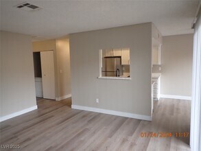 4571 Carriage Park Dr in Las Vegas, NV - Foto de edificio - Building Photo