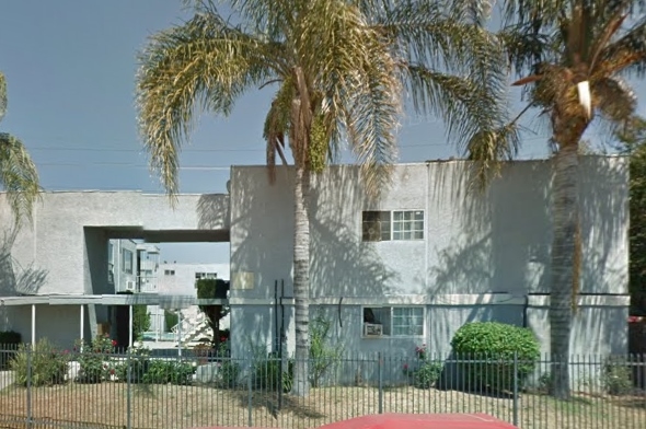 8612 Wystone Ave in Northridge, CA - Foto de edificio