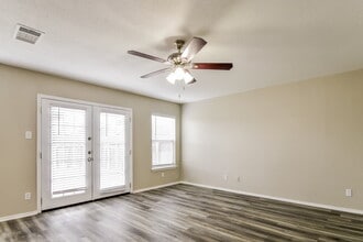 6911 Waterfall Pass in Converse, TX - Foto de edificio - Building Photo