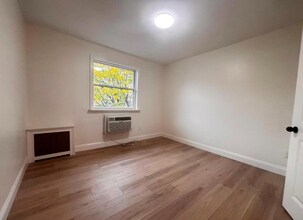 61-45 Parsons Blvd in Fresh Meadows, NY - Foto de edificio - Building Photo