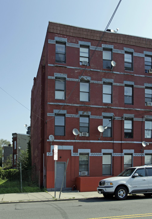 304 Johnston Ave in Jersey City, NJ - Building Photo