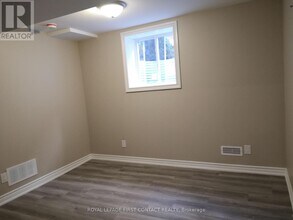 30 Burke Dr in Barrie, ON - Building Photo - Building Photo