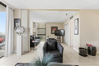 3675 N Country Club Dr, Unit 602 in Aventura, FL - Foto de edificio - Building Photo