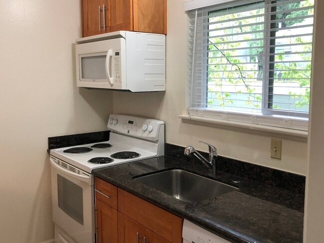 4008 Farm Hill Blvd in Redwood City, CA - Building Photo - Building Photo