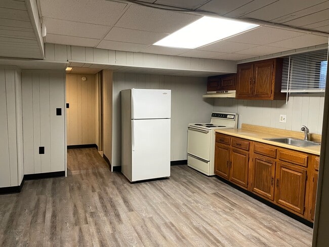 34130 Utica Rd, Unit Apt.3 in Fraser, MI - Foto de edificio - Building Photo