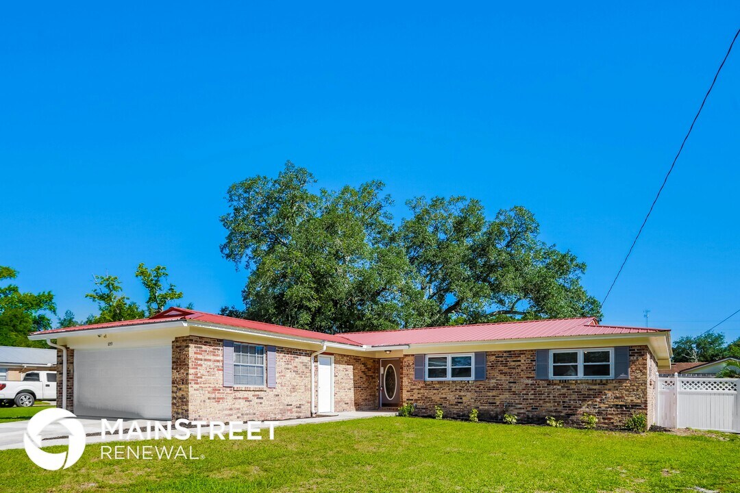 1055 Grove Park Dr S in Orange Park, FL - Building Photo
