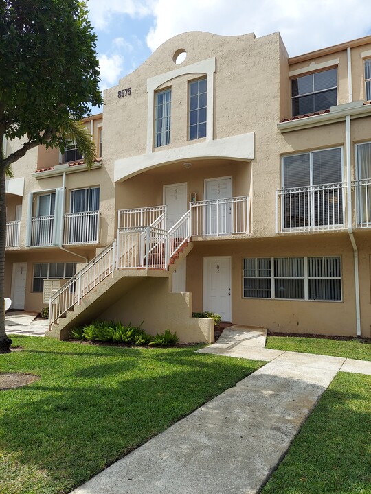 8675 NW 5th Ter, Unit 203 in Miami, FL - Building Photo