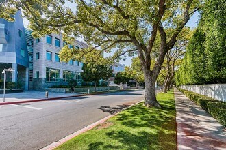 328 N Maple Dr in Beverly Hills, CA - Foto de edificio - Building Photo