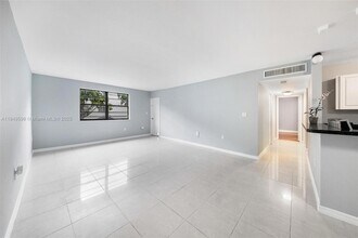 9020 NE 8th Ave, Unit 2G in Miami Shores, FL - Building Photo - Building Photo