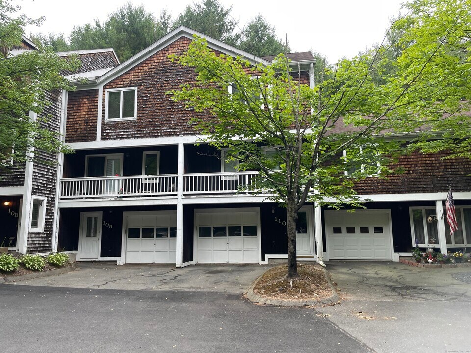 110 Songbird Ln in Farmington, CT - Building Photo