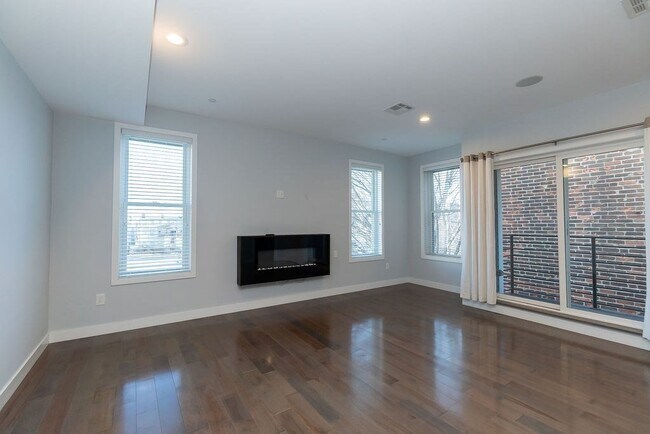 188 Paris St, Unit #4 in Boston, MA - Building Photo - Building Photo