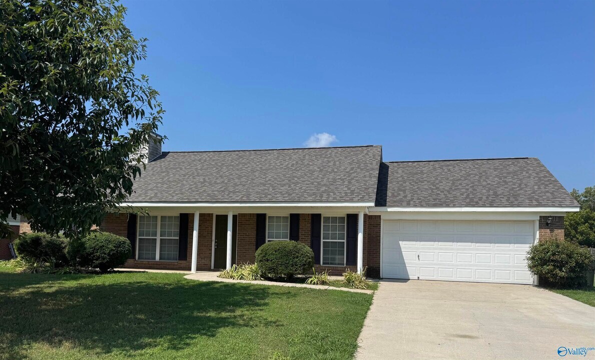 310 Earnhardt Dr in New Market, AL - Building Photo