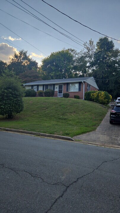 2704 Drewry Ln in Winston-Salem, NC - Foto de edificio