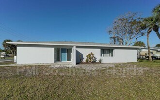 2137 Couver Dr in Sarasota, FL - Building Photo