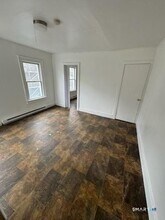 229 Helen St, Unit R2 in Bridgeport, CT - Building Photo - Building Photo