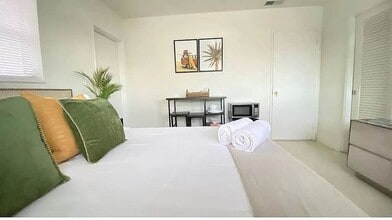 1523 NE 51st St in Fort Lauderdale, FL - Foto de edificio - Building Photo