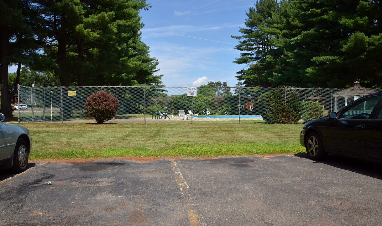 River Hollow Apartments in East Windsor, CT - Foto de edificio