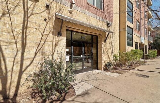 910 W 25th St, Unit Gallelio 208 in Austin, TX - Building Photo - Building Photo