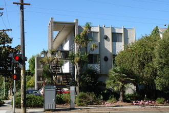 Hillside Manor Apartments in Burlingame, CA - Building Photo - Building Photo