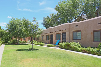 Regina & Walter/Silver Apartments in Albuquerque, NM - Foto de edificio - Building Photo